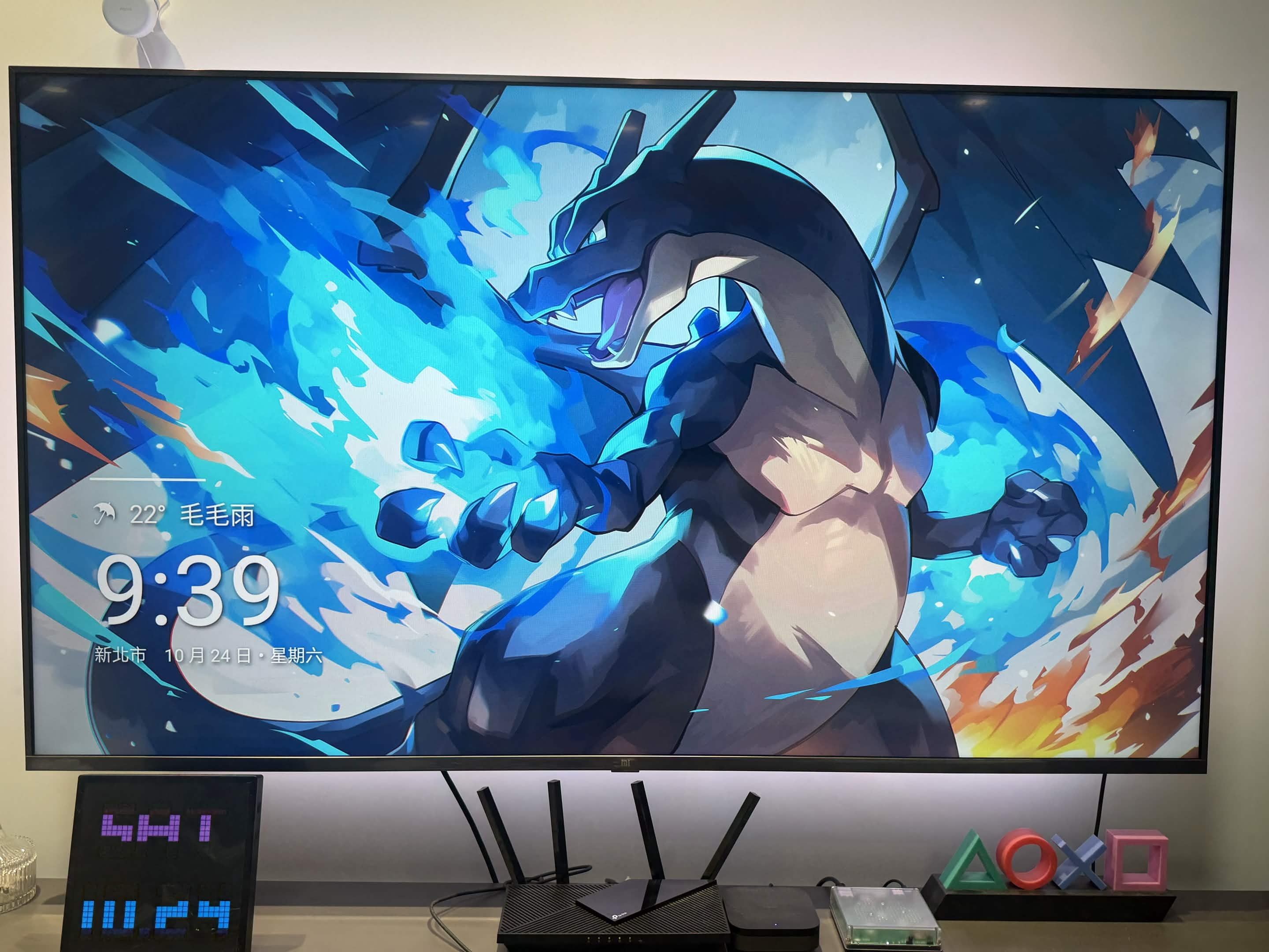 改造後的 Android TV 螢幕保護畫面，以寶可夢桌布為背景，左下顯示天氣、時間與日期